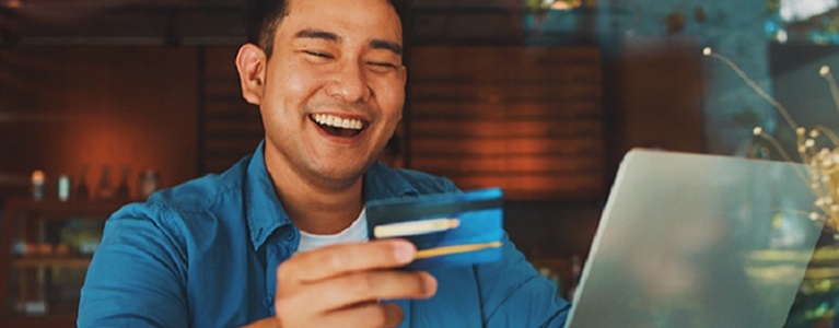 Smart travel tips article on saving money and getting the best travel deals
